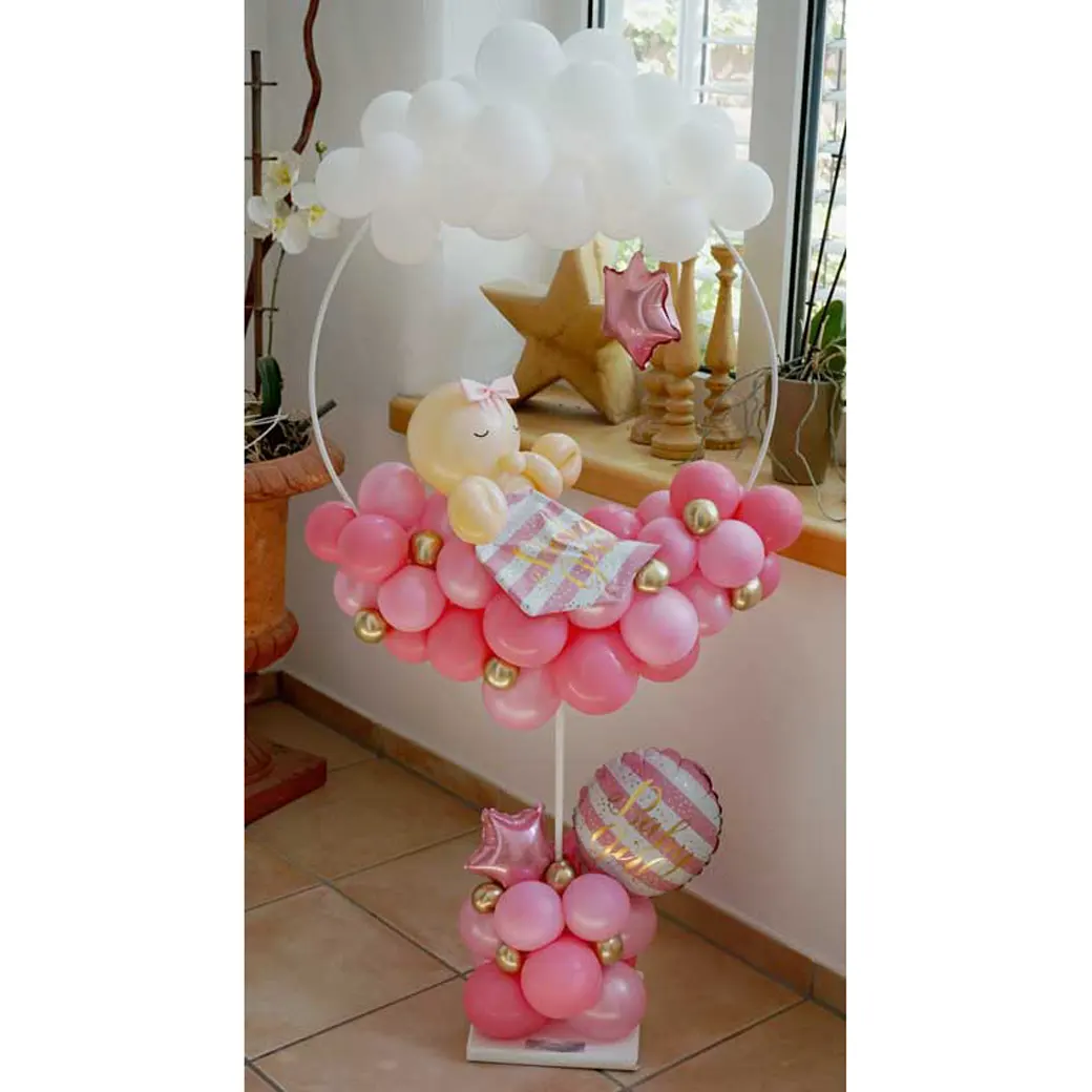 Luftballon-Dekoration für eine zauberhafte Babyparty, ideal für den Festtag mit bunten und fröhlichen Ballons in verschiedenen Formen.