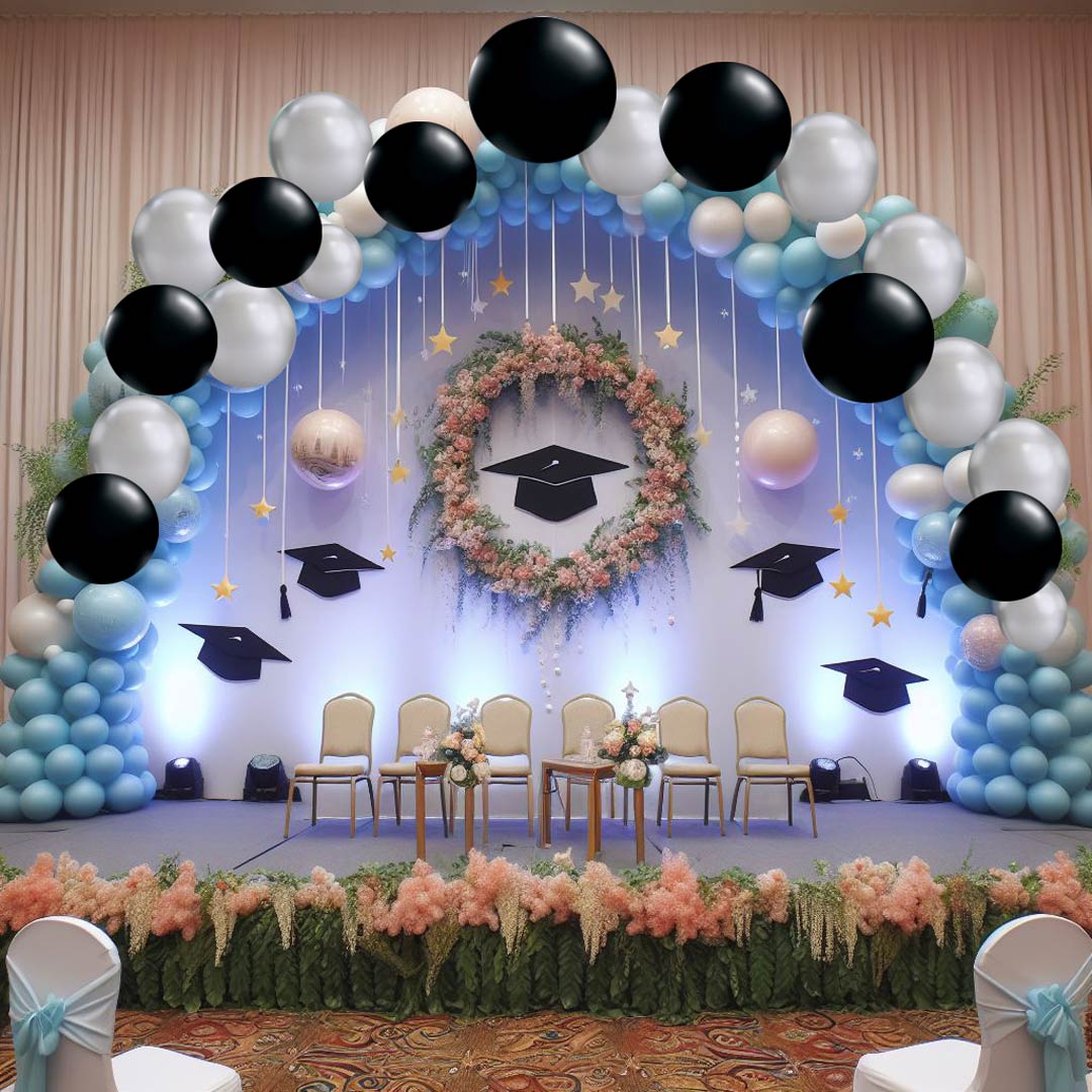 Bild eines eindrucksvollen Ballonbogens als Bühnendekoration für einen Schulabschluss. Die festliche Dekoration schafft eine feierliche Atmosphäre für den großen Tag. Dekoservice für besondere Anlässe.