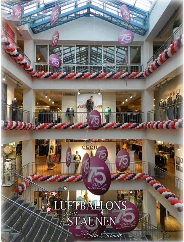 Ballondekoration mit 140 m langen Ballongirlanden zum Firmenjubiläum des Modehauses Gebrüder Götz in Würzburg