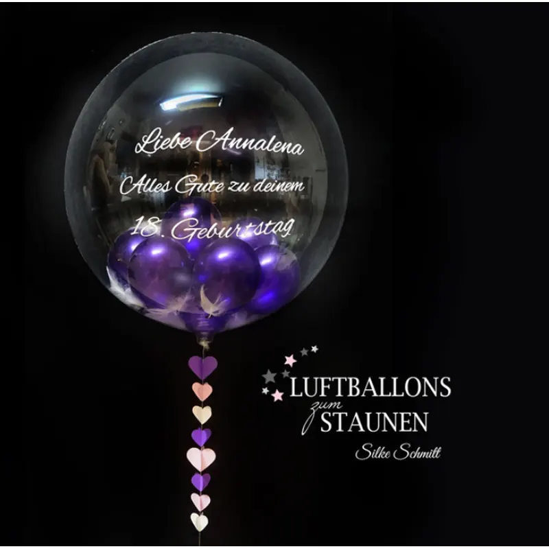 Transparenter Bubble-Ballon zum Geburtstag, gefüllt mit schwebenden Federn. Eine elegante und stilvolle Geburtstagsüberraschung, die jedes Fest auf besondere Weise bereichert. Personalisiert mit Wunschtext möglich.