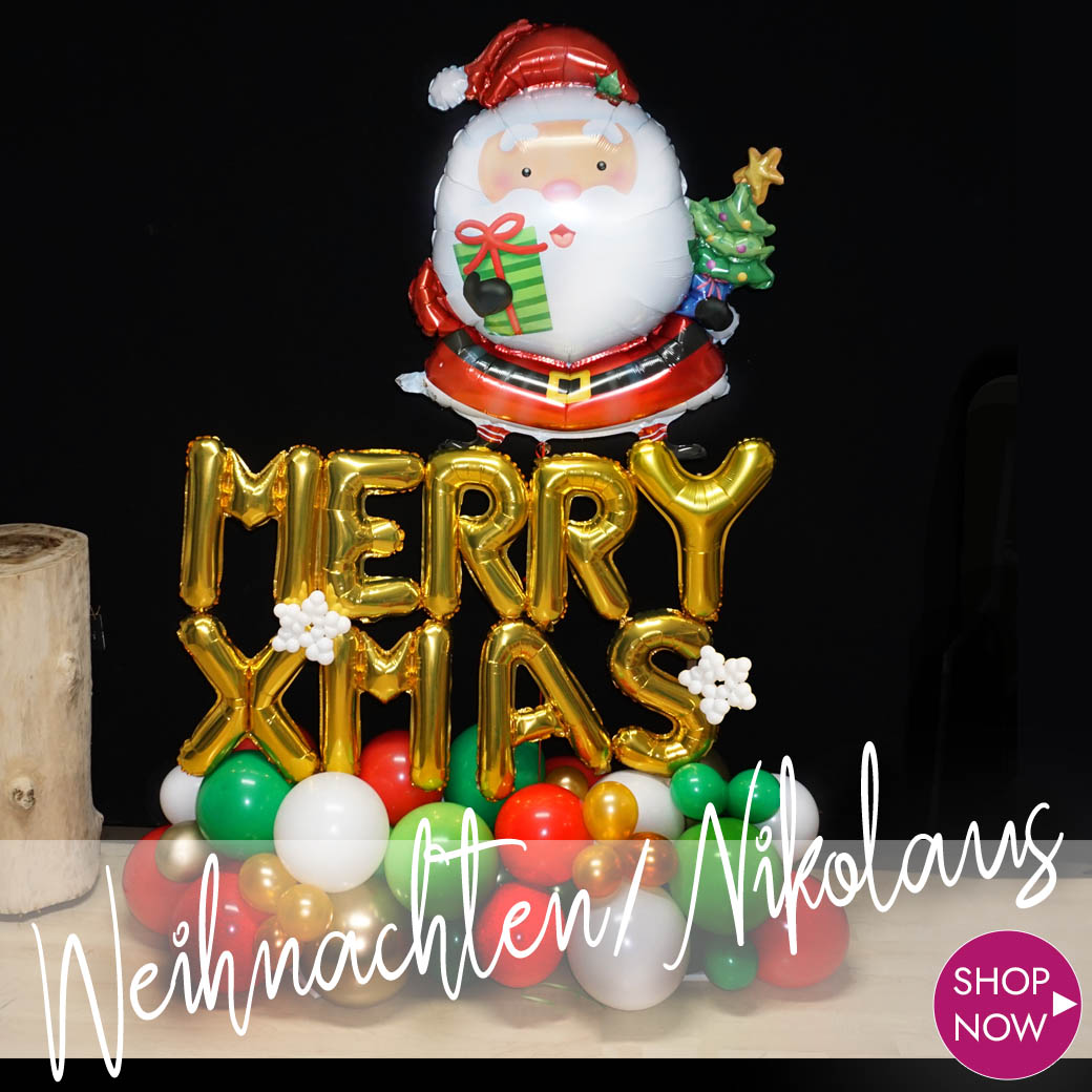 Weihnachtliche Ballondekoration mit der Aufschrift "Merry Xmas" und Nikolausmotiven