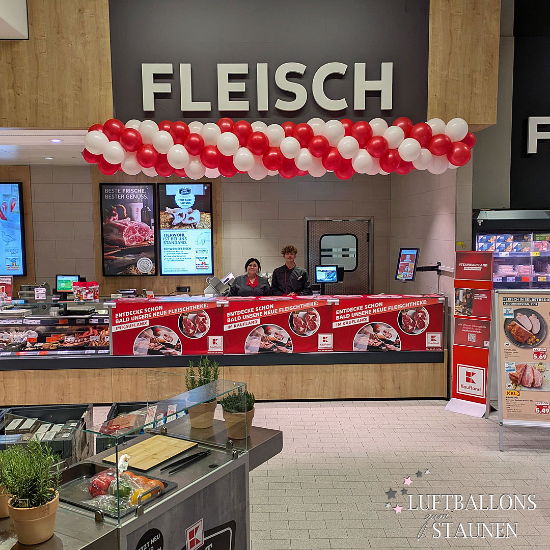 Ballondekoration zur Kaufland Kitzingen Eröffnung der Fleischtheke: Rot-weiße Ballongirlande für einen festlichen Empfang