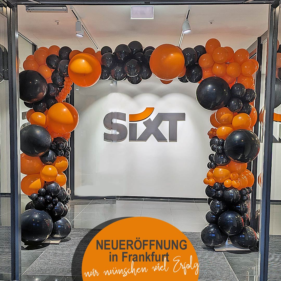 Beeindruckender Ballonbogen in den Firmenfarben von Sixt im Organic-Style zur Neueröffnung der Filiale in Frankfurt, in Orange und Schwarz.