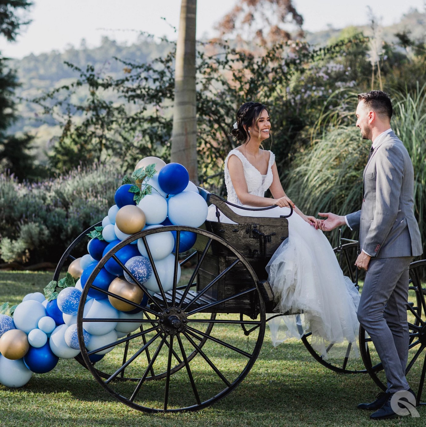 DIY Ballondekoration mit Ballongirlande für eine Hochzeit mit Kutsche