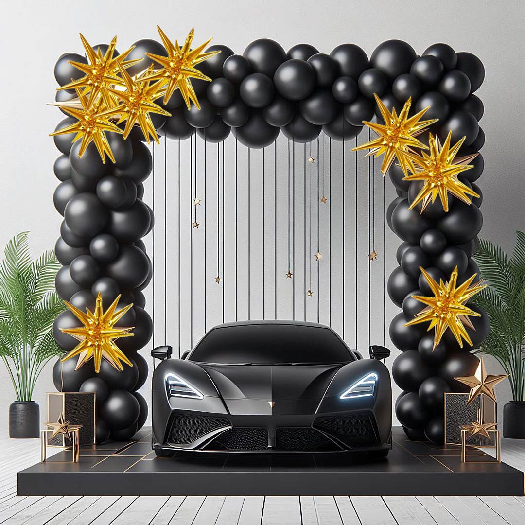 Eckiger Ballonbogen in Schwarz und Gold schmückt die Produktpräsentation der neuen Sportwagen im Autohaus.