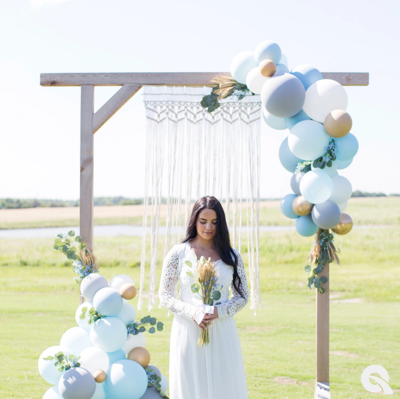 DIY Ballondekoration mit Ballongirlande für eine Hochzeit