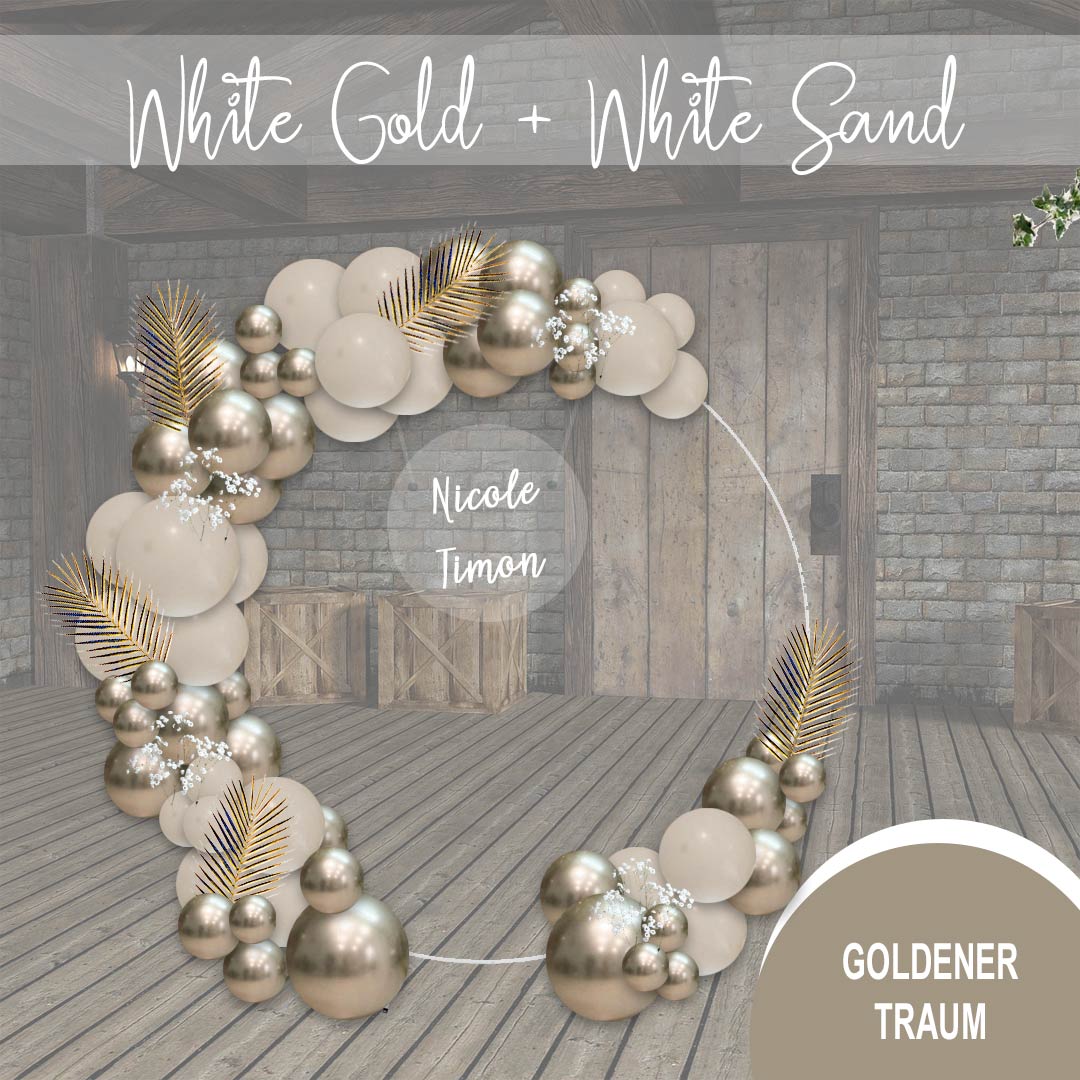 Hochzeits-Ballonbogen in den Farben White Gold + White Sand, verziert mit Schleierkraut und goldenen Palmblättern, optional mit einem Schild der Namen des Brautpaars.