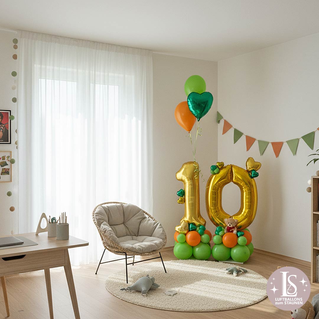 festliche Ballondekoration in Form der Zahl "10" in Gold, umgeben von grünen und orangefarbenen Ballons.