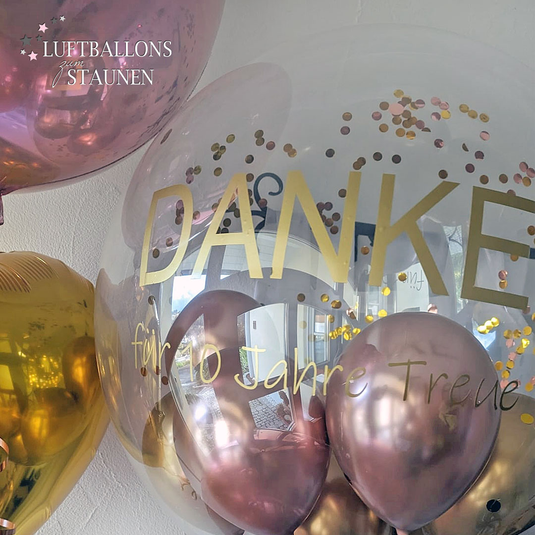 Festliche Ballondekoration zur Feier des 10-jährigen Firmenjubiläums der Apotheke in Tauberbischofsheim