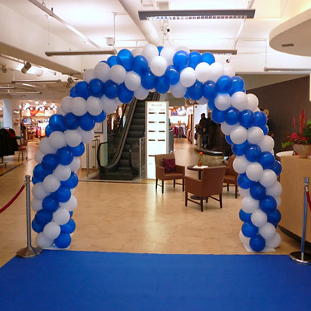Ein zeitloser Ballonbogen im klassischen Stil schmückt den Eingangsbereich und verleiht ihm eine elegante Atmosphäre.