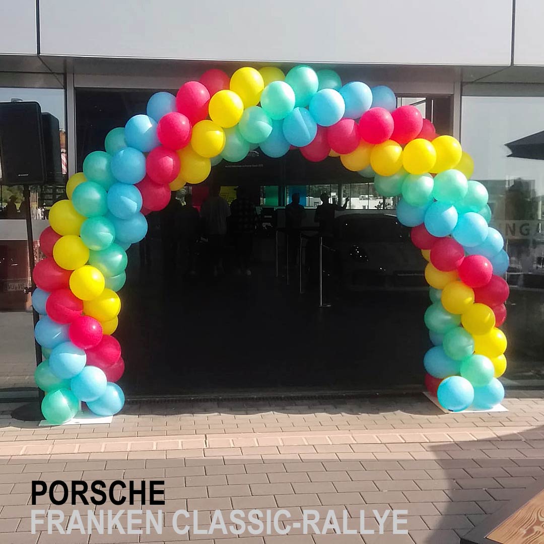 Bunter Ballonbogen für die Frankenrallye bei Porsche Estenfeld - Deko-Service Ballondeko