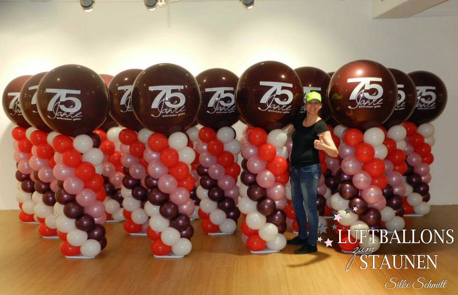 Ballondekoration mit Ballonsäulen zum 75-jährigen Jubiläum des Modehauses Gebrüder Götz in Würzburg