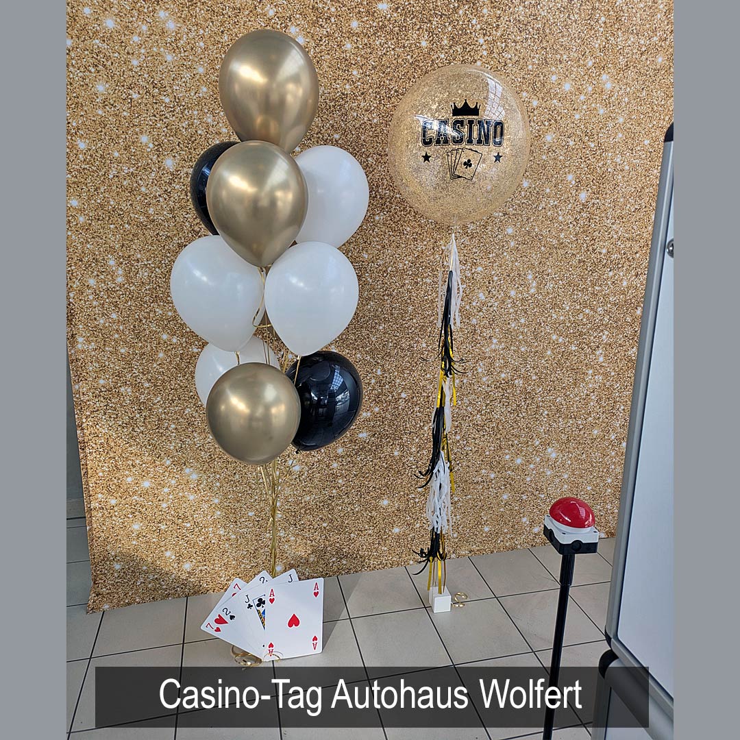 Exklusive Ballondeko für die Casino-Fotoecke – Glamouröser Look für unvergessliche Bilder Glanzvolle Casino-Fotoecke mit Ballondekoration in Gold, Weiß und Schwarz