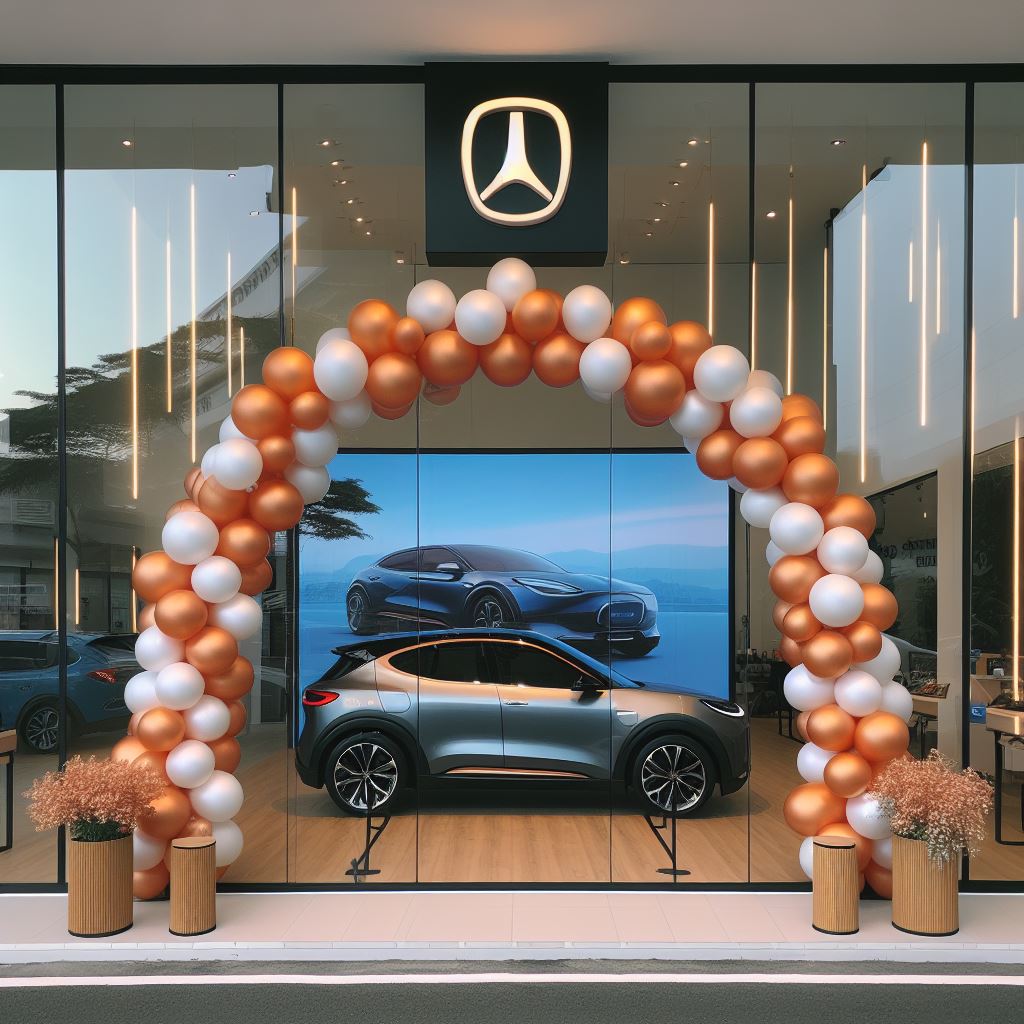 Einladender Ballonbogen als Dekoration für den Eingang eines Autohauses zur Neueröffnung