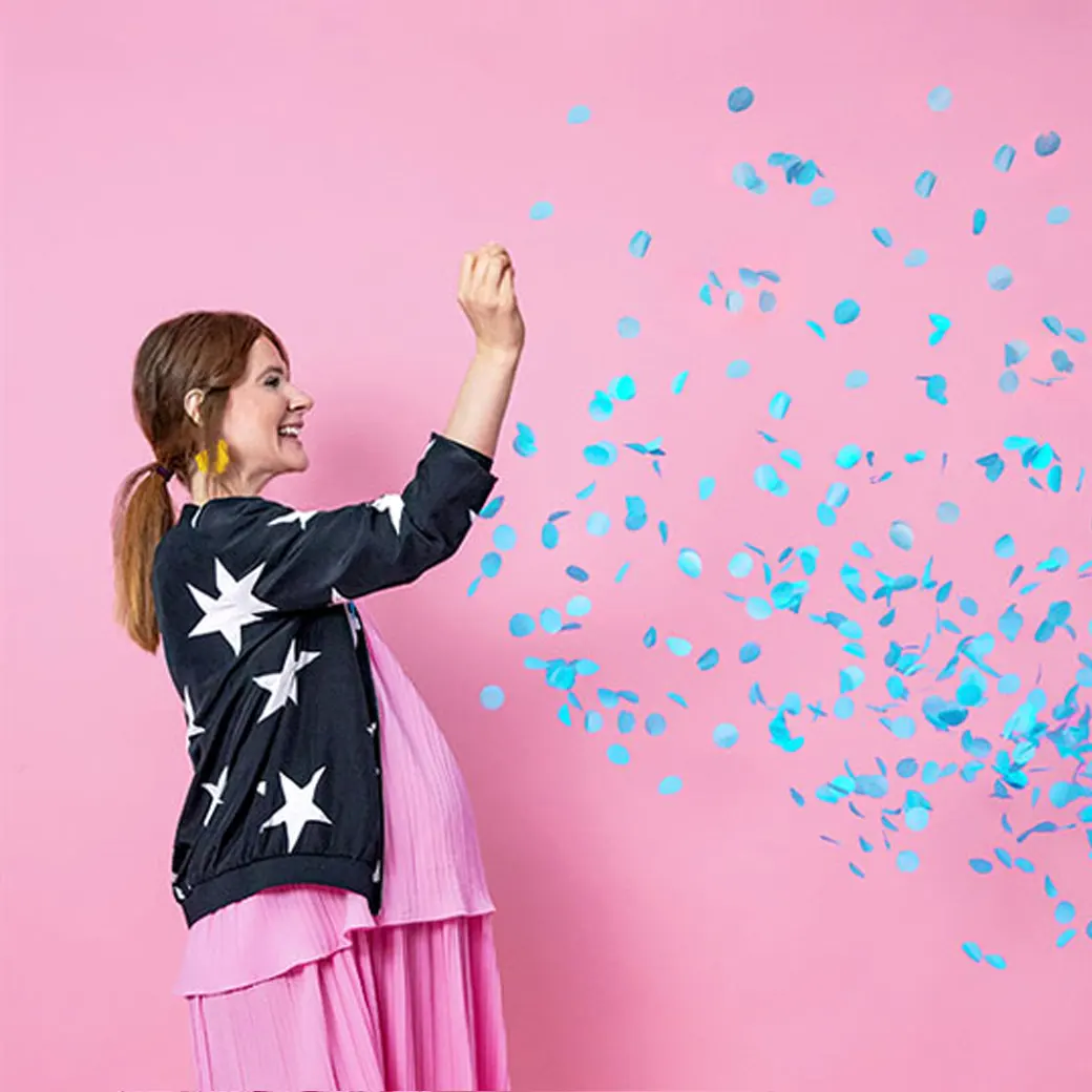 Großer 1 m Riesenballon XL, personalisierbar für einen Jungen oder ein Mädchen, gefüllt mit blauem oder rosa Konfetti für eine festliche Atmosphäre.