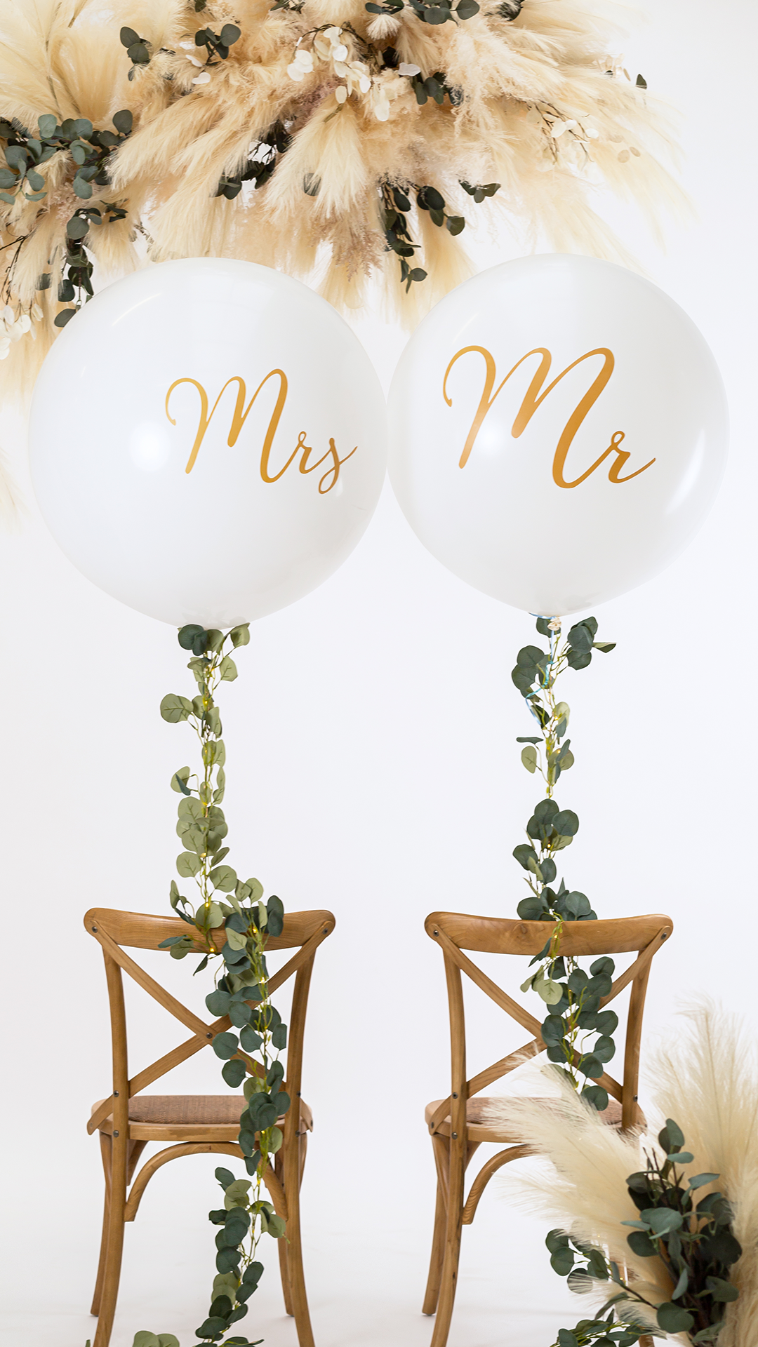 Heliumballon "Mr" und "Mrs" am Brautpaar-Stuhl
