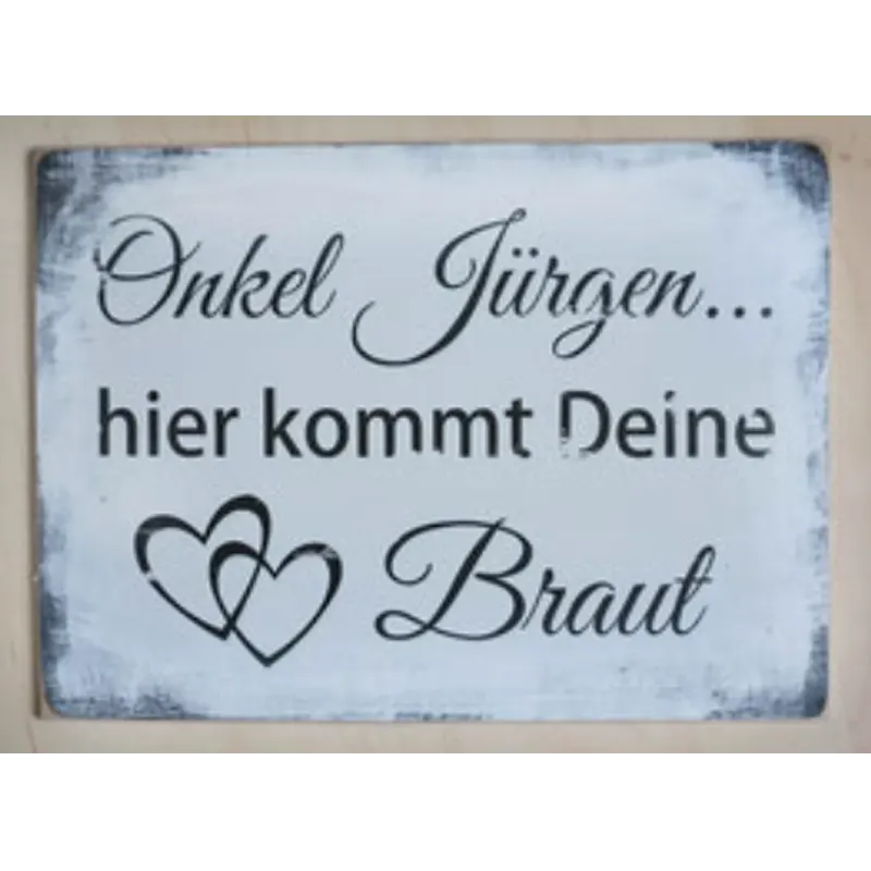 Großes Holzschild im Shabby-Look mit der liebevollen Aufschrift „... hier kommt Deine Braut“ – eine romantische Dekoration für den Hochzeitstag oder als stilvolles Willkommensschild.